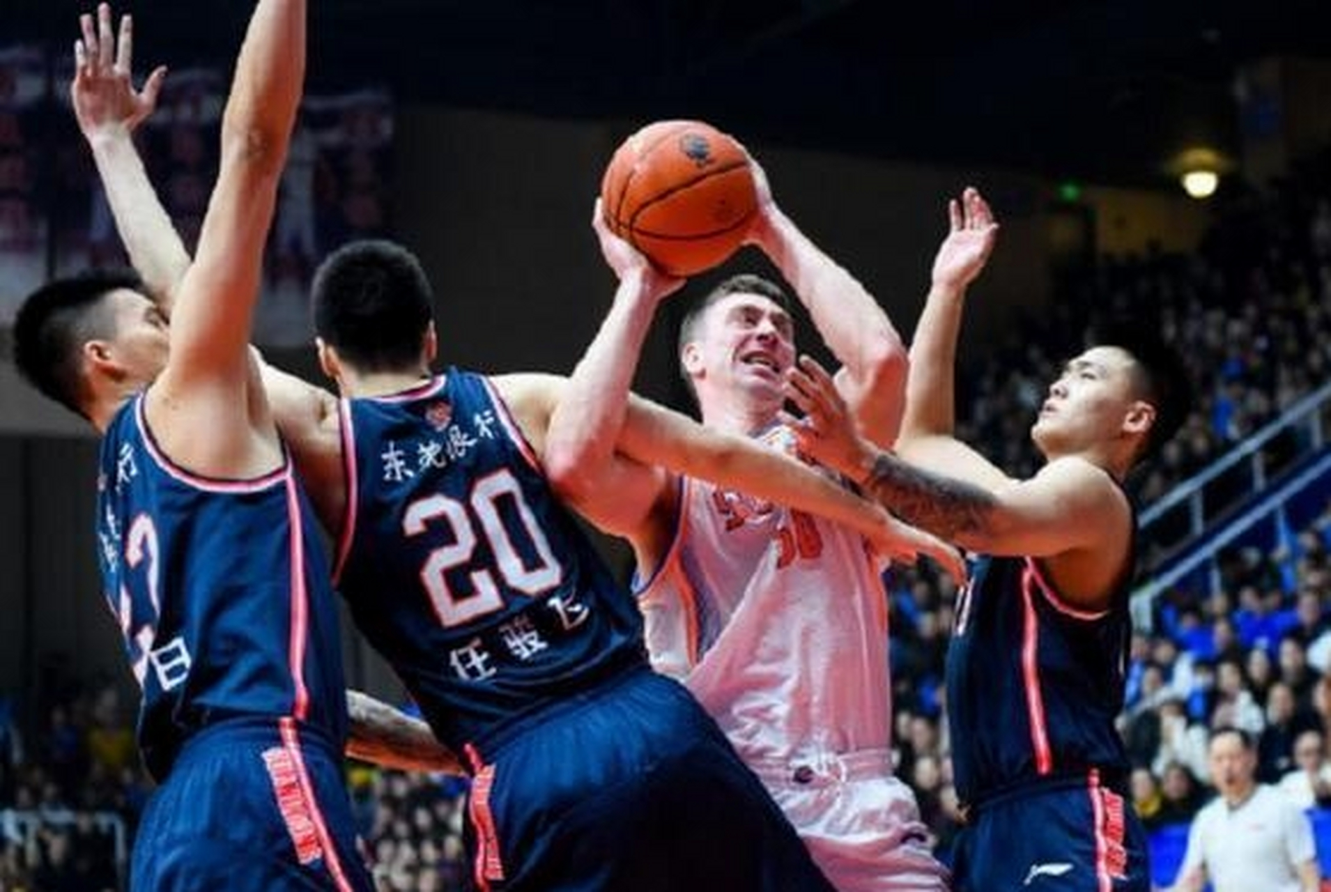 包含皇家马德里训练开放日；清晨伤情更新引欢呼；CBA季后赛在即；身体对抗强度拉满的词条